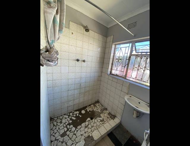 8 BEDROOM HOUSE FOR SALE IN RHODESFIELD